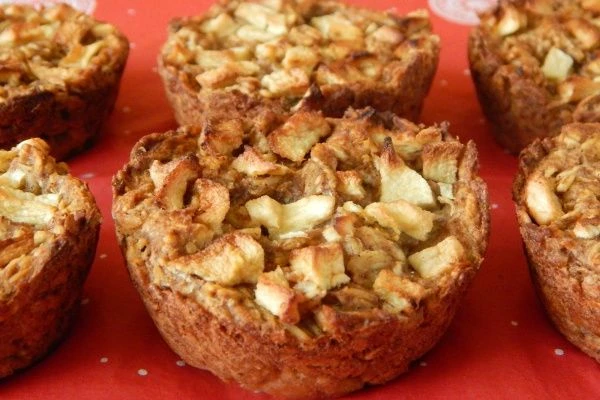Gingerbread oat muffins with apples